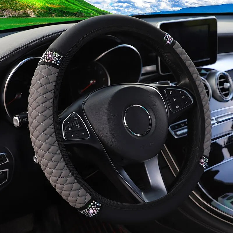 "Capa de Volante de Carro Sem Anel Interno 37-38cm Couro Tridimensional Bordado em Cores". Parece ser uma capa de volante elegante e personalizada para adicionar um toque especial ao interior do seu carro. 🚗🌟🧵 Diamond-encrusted Breathable